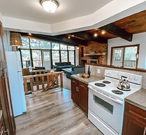 6 bdrm Cottage with Private Beach Access, BBQ, Outdoor Hot Tub, Sauna,