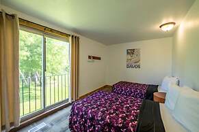 6 bdrm Cottage with Private Beach Access, BBQ, Outdoor Hot Tub, Sauna,