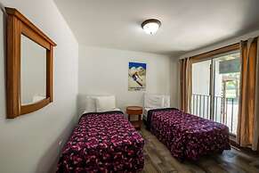 6 bdrm Cottage with Private Beach Access, BBQ, Outdoor Hot Tub, Sauna,