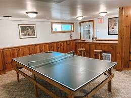 6 bdrm Cottage with Private Beach Access, BBQ, Outdoor Hot Tub, Sauna,