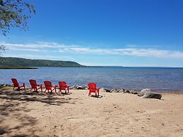 6 bdrm Cottage with Private Beach Access, BBQ, Outdoor Hot Tub, Sauna,