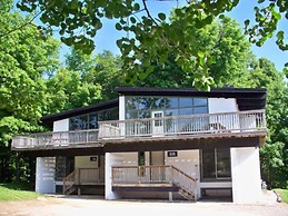 6 bdrm Cottage with Private Beach Access, BBQ, Outdoor Hot Tub, Sauna,