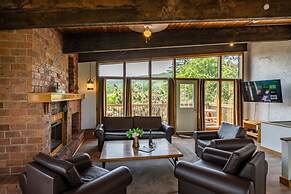 6 bdrm Cottage with Private Beach Access, BBQ, Outdoor Hot Tub, Sauna,