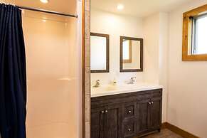 6 bdrm Cottage with Private Beach Access, BBQ, Outdoor Hot Tub, Sauna,