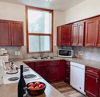 6 bdrm Cottage with Private Beach Access, BBQ, Outdoor Hot Tub, Sauna,