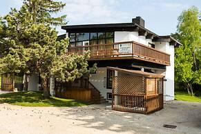 6 bdrm Cottage with Private Beach Access, BBQ, Outdoor Hot Tub, Sauna,