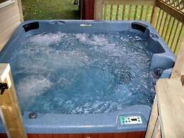 6 bdrm Cottage with Private Beach Access, BBQ, Outdoor Hot Tub, Sauna,