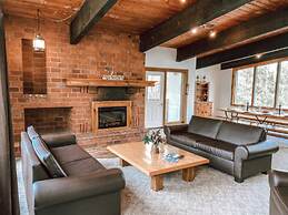 6 bdrm Cottage with Private Beach Access, BBQ, Outdoor Hot Tub, Sauna,