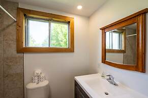 6 bdrm Cottage with Private Beach Access, BBQ, Outdoor Hot Tub, Sauna,