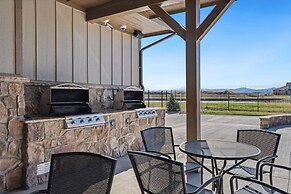 Serene Retreat With Hot Tub, Sauna, Pool & Gym