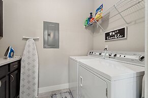 Serene Retreat With Hot Tub, Sauna, Pool & Gym