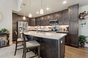 Serene Retreat With Hot Tub, Sauna, Pool & Gym