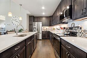 Serene Retreat With Hot Tub, Sauna, Pool & Gym