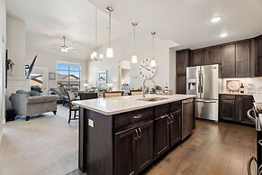 Serene Retreat With Hot Tub, Sauna, Pool & Gym