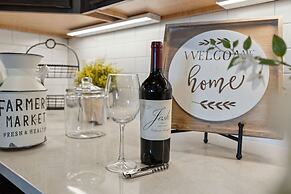 Serene Retreat With Hot Tub, Sauna, Pool & Gym