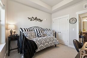 Serene Retreat With Hot Tub, Sauna, Pool & Gym