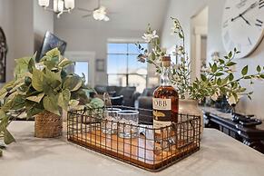 Serene Retreat With Hot Tub, Sauna, Pool & Gym