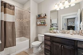 Serene Retreat With Hot Tub, Sauna, Pool & Gym