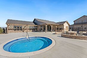 Serene Retreat With Hot Tub, Sauna, Pool & Gym
