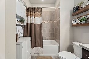 Serene Retreat With Hot Tub, Sauna, Pool & Gym