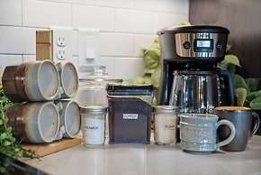 Serene Retreat With Hot Tub, Sauna, Pool & Gym