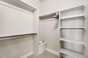 Serene Retreat With Hot Tub, Sauna, Pool & Gym