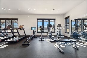 Serene Retreat With Hot Tub, Sauna, Pool & Gym