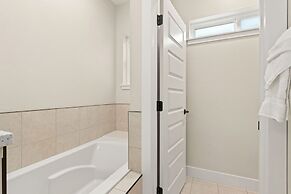 Contemporary Gem - Rooftop Deck & Private Hot Tub!