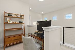 Contemporary Gem - Rooftop Deck & Private Hot Tub!