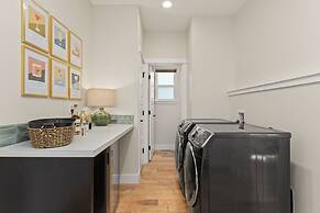 Contemporary Gem - Rooftop Deck & Private Hot Tub!