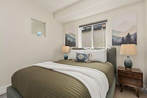 Contemporary Gem - Rooftop Deck & Private Hot Tub!