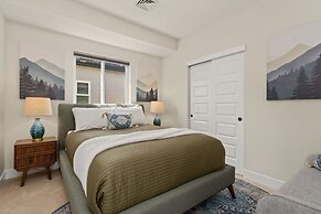 Contemporary Gem - Rooftop Deck & Private Hot Tub!