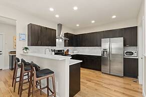 Contemporary Gem - Rooftop Deck & Private Hot Tub!