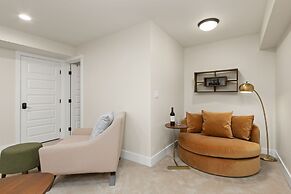 Contemporary Gem - Rooftop Deck & Private Hot Tub!