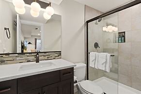 Contemporary Gem - Rooftop Deck & Private Hot Tub!