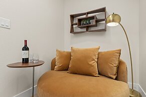 Contemporary Gem - Rooftop Deck & Private Hot Tub!