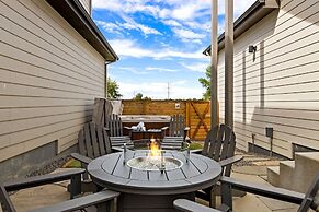 Contemporary Gem - Rooftop Deck & Private Hot Tub!