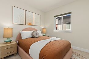 Contemporary Gem - Rooftop Deck & Private Hot Tub!