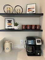 Contemporary Gem - Rooftop Deck & Private Hot Tub!