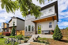 Contemporary Gem - Rooftop Deck & Private Hot Tub!