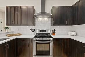 Contemporary Gem - Rooftop Deck & Private Hot Tub!