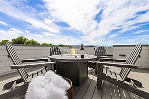 Contemporary Gem - Rooftop Deck & Private Hot Tub!