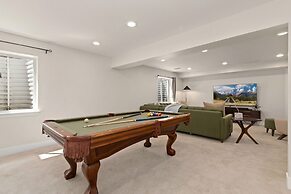 Contemporary Gem - Rooftop Deck & Private Hot Tub!