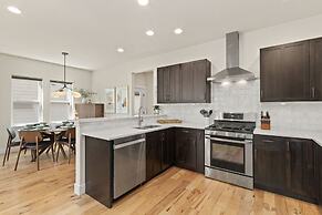 Contemporary Gem - Rooftop Deck & Private Hot Tub!