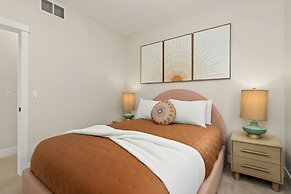 Contemporary Gem - Rooftop Deck & Private Hot Tub!