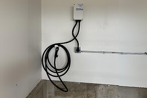 Contemporary Gem - Rooftop Deck & Private Hot Tub!