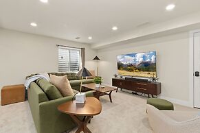 Contemporary Gem - Rooftop Deck & Private Hot Tub!