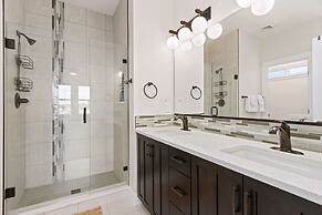 Contemporary Gem - Rooftop Deck & Private Hot Tub!