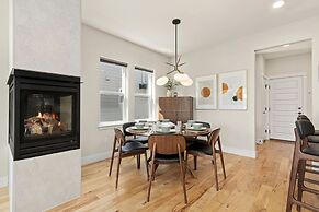 Contemporary Gem - Rooftop Deck & Private Hot Tub!