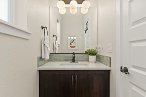 Contemporary Gem - Rooftop Deck & Private Hot Tub!